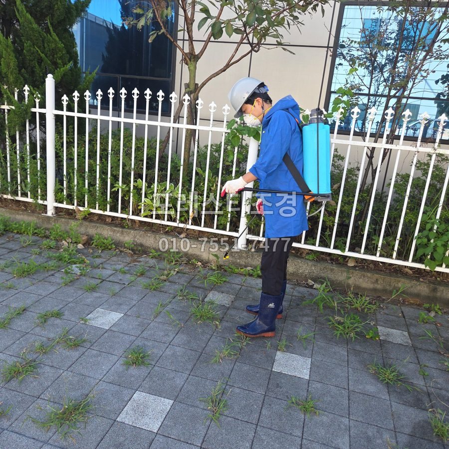 용인 공장 앞 보도 방역